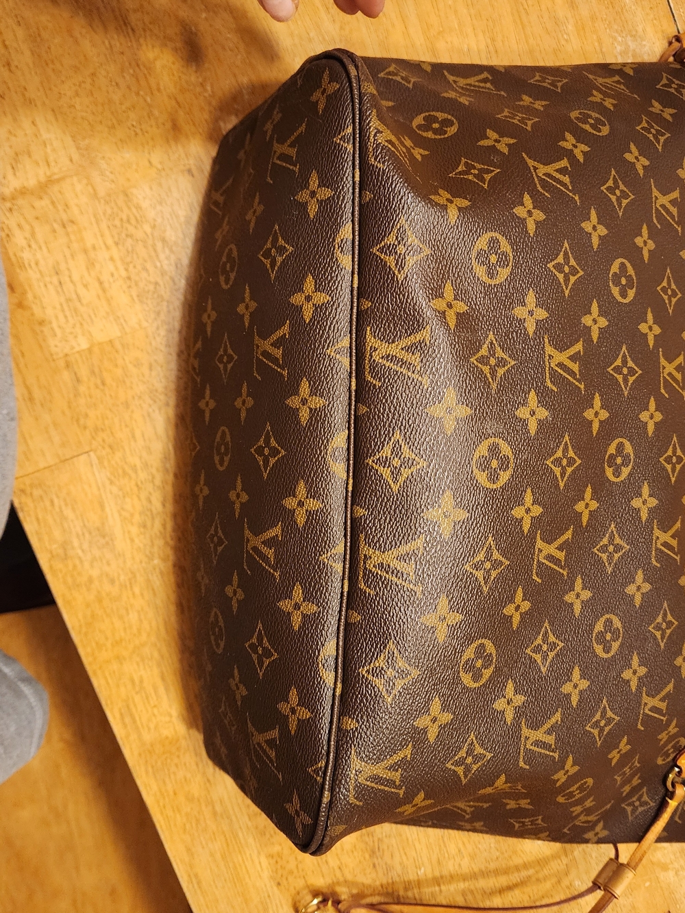 Louis Vuitton MM Monogram Canvas Neverfull Tote in Brown/Tan - Picture 8 of 16